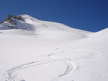 Le belle tracce di discesa comprese fra i 2900 m e i 2800 m, al Monte Garone.
