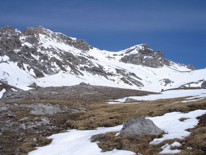 La sella nevosa di 2950 m, vista dal fondovalle in Val Canciano.