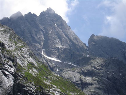 Il Sasso Manduino 2888 m parete NW e a dx la cresta W, dal bivacco Casorate Sempione 2100 m ca.