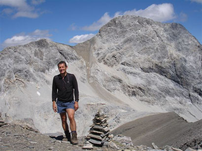 Giò in cima all'Igl Compass 3016 m, sullo sfondo il Piz Üertsch 3267 m a dx e Piz Alvra 3117 m a sx.