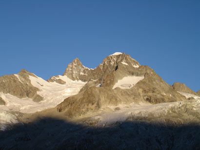 L'Ober Gabelhorn 4063 m a sx e la Wellenkuppe 3903 m a dx.