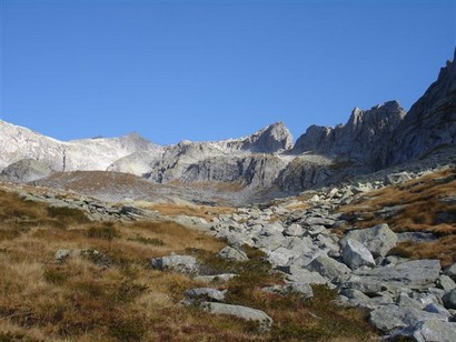 Il tratto superiore della Val Qualido  e la cresta di confini con la Svizzera.