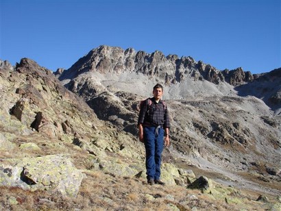 Gianluca con sullo sfondo il Piz Val Müra 3162 m versante SW.