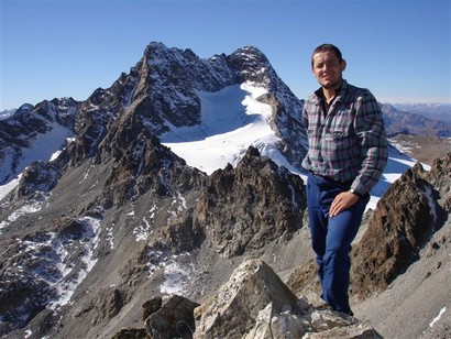 Sulla cima del Piz Val Müra 3162 m, con il Piz Kesch 3417 m sullo sfondo.