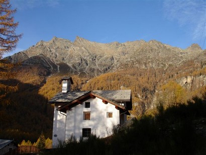 La chiesa di S. Antonio 1200 m in Valle del Drogo con il Pizzo Papalin 2714 m.