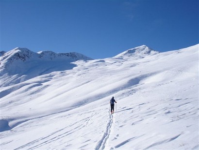 Lorenzo durante la salita,  sullo sfondo il Monte delle Mine 2883 m.