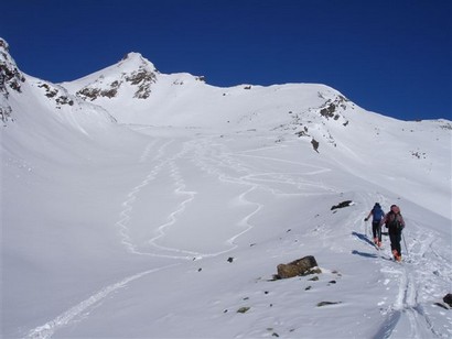 In marcia verso il Piz Champatsch sullo sfondo la q. 2901 m.