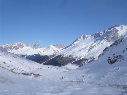 La Val Schmorras guardando verso  E con il Piz d'Ela 3338 m Corn da Tinizon 3172 m e Piz Mitgel 3159 m a sx.