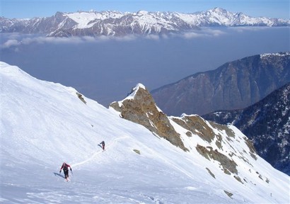 Il Pizzo Val Torta 1898 m ed il M. Disgrazia 3678 m sullo sfondo, poco prima del deposito sci sottostante la Cima di Moncale 2306 m.