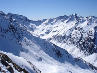 Il Monte Toro 2524 m a dx e il Corno Stella 2621 m a sx Val Cervia.