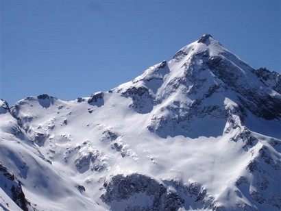 Il versante NE del Pizzo del Diavolo di Malgina 2926 m, dalla quota 2425 m.