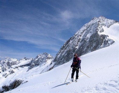 Guseppe con la Cima di Vermiglio 3458 m versante NW, a dx la Cima  d'Amola 3269 m.