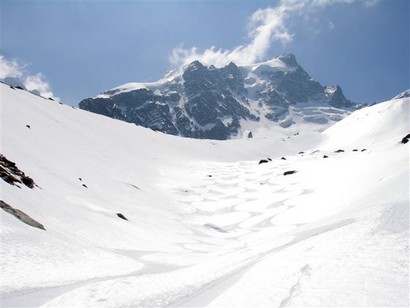 Le belle curve lasciate da noi su neve biliardo, sullo sfondo il Piz Roseg 3937 m.