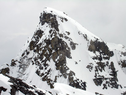 La cima del Piz Laschadurella 3046 m con il canale nevoso percorso a piedi.