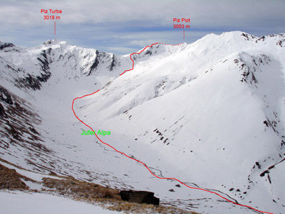 La valle dello Jufer Alpa con il Piz Turba a sx e Piz Piot 3053 m in fondo a dx.