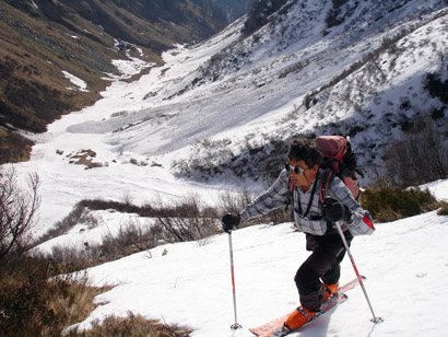Gianluca mentre sale verso q. 2100 m, sullo sfondo a sx l'alpe Valle Dentro 1730 m.