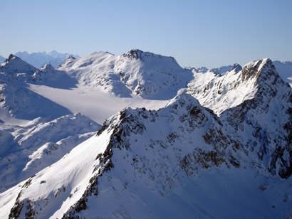 Il Poncione di Cavagnolo  2836 m in primo piano, del Pizzo San Giacomo  2924 m e del Marchhorn 2962 m.
