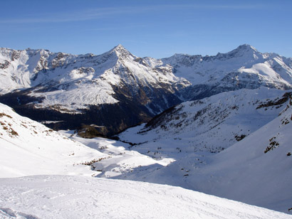 La conca di San Sisto, con sullo sfondo le cime del Pizzo Groppera 2948 m e Pizzo Stella 3163 m.