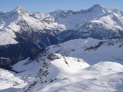 La q. 2275 m, con sullo sfondo le cime del Pizzo Groppera 2948 m e Pizzo Stella 3163 m.