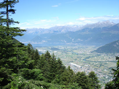 Vista sull'estrema Bassa Valtellina e sull'Alto Lario.