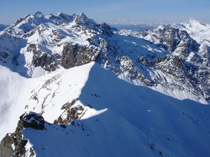 In primo piano il Munt de Sura 2269 m, sullo sfondo il gruppo del Pizzo  Tre Signori.