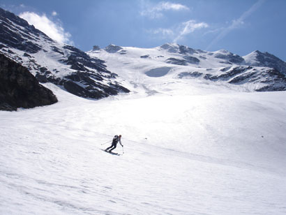 Vittorio durante la discesa dealla Grande Rousse, sul ghiacciaio dell'Ivergnan.
