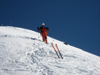 Domenico scende dalla cima e recupera gli sci.