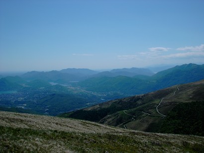 Strada di salita verso la Capanna Monte Bar e Lago di Lugano sulla sinistra.