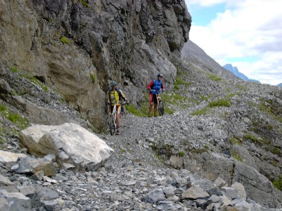 Prima di arrivare ai laghi di Fraele c'è un pezzo di sentiero dove è opportuno portare la bici a mano.