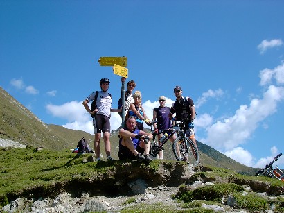 Foto di gruppo dalla cima del Passo.