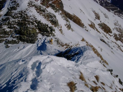 Dalla cima del Monte Ponteranica una foto alla bocchetta dove gli sci si abbandonano...