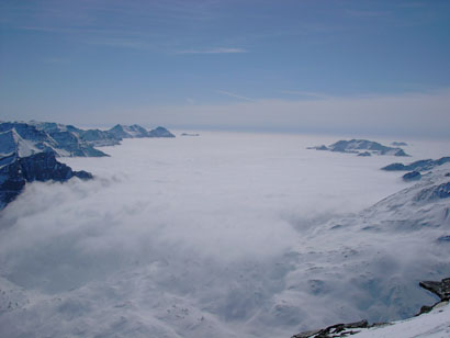 Un mare di morbide nuvole avvolge il Ticino.