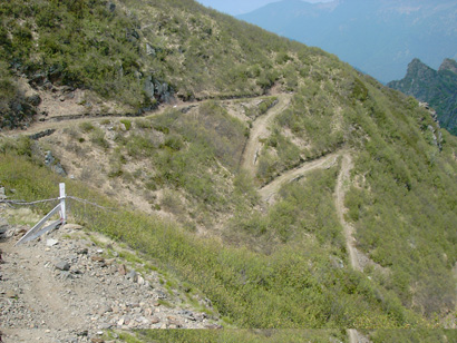 Il sentiero che porta a scollinare verso la Val Cavargna.