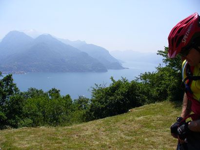 Sergio con scorcio di Lago di Como.