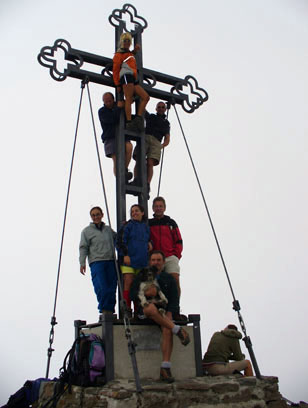 Foto di gruppo abbarbicati alla croce di vetta.