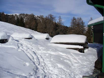 Le panchine e i tavoli del Bar Bianco sommersi dalla neve.