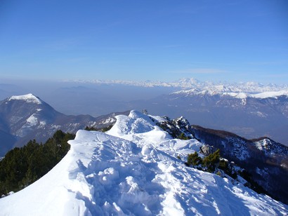 Sulla sinistra il Monte Boglia.