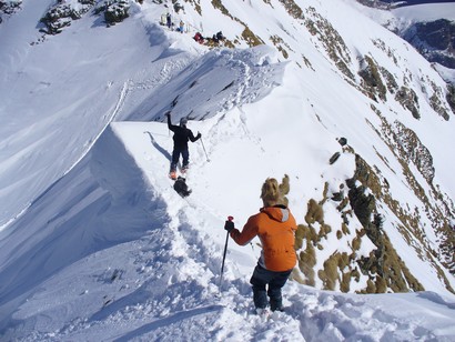 Milvia e Sergio alle prese col tratto di cresta che separa la cima e il luogo dove si abbandonano gli sci.