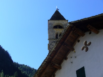 Il campanile della chiesetta di Bondo.