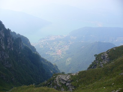 Guardando dal Genersoso verso il Lago di Lugano.