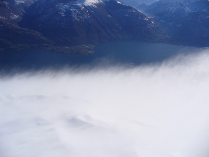 La neve soffiata dal vento "vela" il Lago di Como.