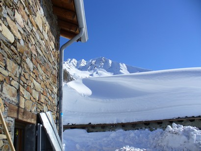 Uno sguardo alla vetta dalla porta del Rifugio Alpe Piazza.