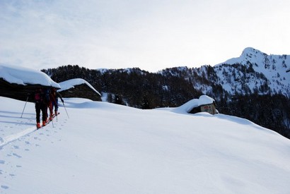 Salendo presso l'Alpe d'Assola 1761 m, a destra la cima d'Assola 2166 m.
