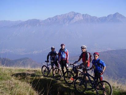 Foto di gruppo con le montagne sullo sfondo.