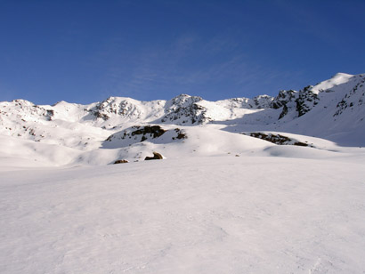 Salendo in Val Pisella, panoramica sulle cime dei Forni.