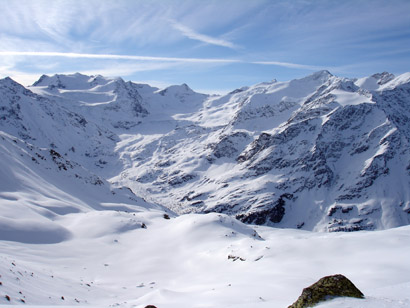 Panoramica sulla regione del ghiacciaio dei Forni, vista salendo alla Cima Occidentale dei Forni 3227 m.