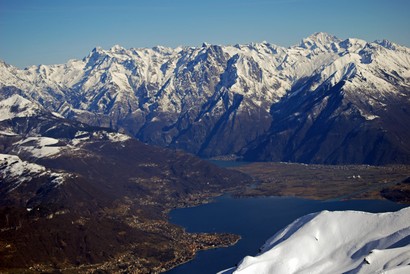 Dalla quota 2087 m parte delle cime della Val Chiavenna.