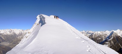 L'ultimo tratto prima della cima del Monte Pisello 2272 m, a sinistra le cime della Val Masino.