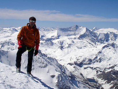 Fabrizio in cima al Mont Pourri 3779 m, sullo sfondo la parete Nord della Grande Casse 3852 m.