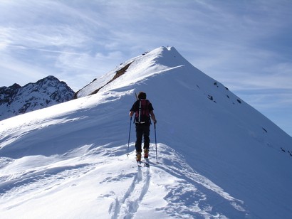 L'ultimo tratto prima della cima di Stavello di Luserna 2259 m con un gruppo di capre sulla cima, a sx il Pizzo Alto 2512 m.